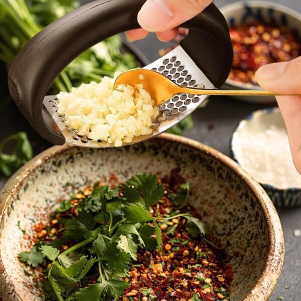 Garlic Press Rocker, Portable Manual Stainless Steel Garlic Press Rocker Crusher Masher with Garlic Peeling Drum for Home Kitchen Utensils (Black) - Image 9